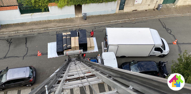 Best Déménagement - Déménageur portant carton